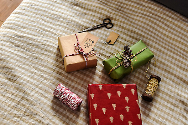 포토 JPG 스튜디오촬영 크리스마스 포장 크리스마스용품 가위 실내 선물 사람없음 장식 선물상자 인테리어 침대 끈 포장지 감성 네임텍 국내포토 디자인 기념일 가구 컨셉 문구용품 내부 상자 용품 파일형식