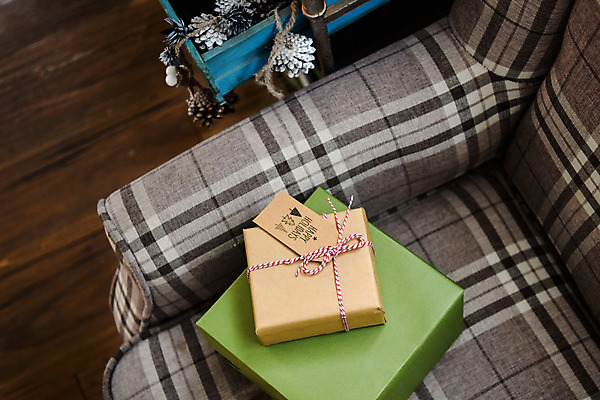 포토 JPG 스튜디오촬영 크리스마스 겨울 포장 크리스마스용품 실내 사람없음 선물상자 인테리어 상자 소파 앤티크 빈티지 솔방울 감성 국내포토 디자인 계절 기념일 컨셉 의자 선물 내부 용품 파일형식