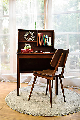 포토 JPG 스튜디오촬영 가구 크리스마스 겨울 의자 크리스마스용품 책장 실내 선물 사람없음 책 선물상자 인테리어 카펫 앤티크 빈티지 커튼 창가 책상 감성 크리스마스리스 국내포토 디자인 계절 기념일 생활용품 컨셉 창문 내부 상자 화환 용품 파일형식