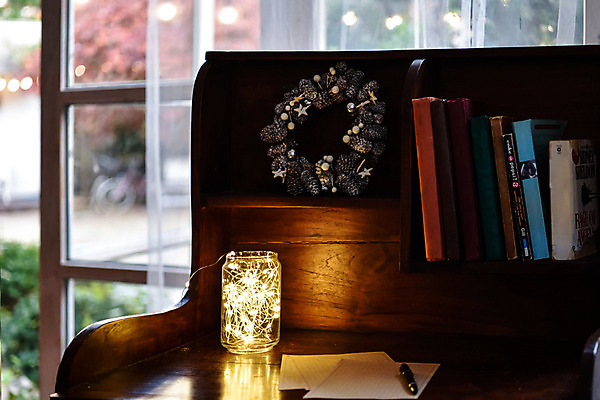 포토 JPG 스튜디오촬영 가구 크리스마스 겨울 전구 크리스마스용품 조명 책장 실내 사람없음 책 인테리어 앤티크 램프 빈티지 책상 감성 무드등 LED 크리스마스리스 국내포토 디자인 계절 기념일 생활용품 컨셉 내부 화환 용품 파일형식