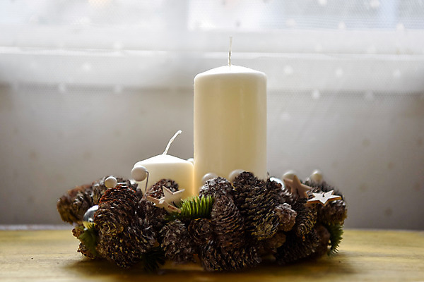 포토 JPG 스튜디오촬영 크리스마스 겨울 초 크리스마스용품 실내 사람없음 인테리어 화환 빈티지 커튼 창가 솔방울 감성 국내포토 디자인 계절 기념일 꽃 컨셉 창문 내부 용품 파일형식