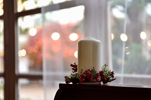 포토 JPG 스튜디오촬영 열매 크리스마스 초 크리스마스용품 실내 사람없음 빨간색 인테리어 빈티지 커튼 창가 책상 감성 크리스마스리스 국내포토 식물 디자인 기념일 컬러 가구 컨셉 창문 내부 화환 용품 파일형식