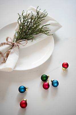 포토 JPG 스튜디오촬영 접시 리본 잎 크리스마스 겨울 크리스마스용품 실내 사람없음 인테리어 장식볼 끈 흰배경 감성 솔잎 꼬마전구 국내포토 식물 식기 디자인 계절 기념일 백그라운드 컨셉 전구 내부 장식 흰색 용품 파일형식