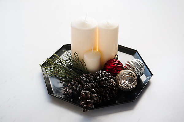 포토 JPG 스튜디오촬영 접시 잎 크리스마스 초 크리스마스용품 실내 사람없음 장식 인테리어 장식볼 흰배경 솔방울 감성 솔잎 국내포토 식물 식기 디자인 기념일 백그라운드 컨셉 내부 흰색 용품 파일형식