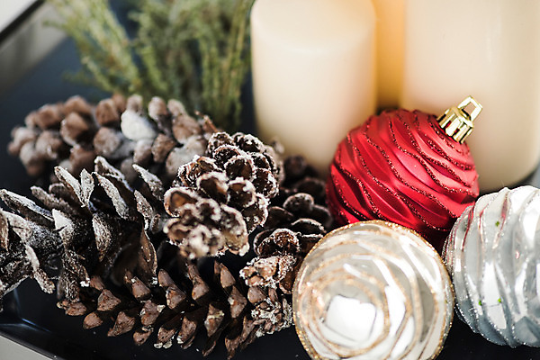 포토 JPG 스튜디오촬영 크리스마스 초 크리스마스용품 실내 근접촬영 사람없음 장식 인테리어 장식볼 솔방울 감성 솔잎 국내포토 디자인 기념일 뷰포인트 컨셉 잎 내부 용품 파일형식