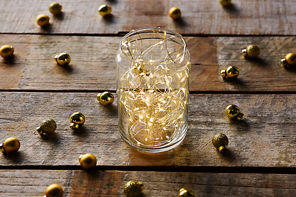 포토 디자인 기념일 백그라운드 컨셉 크리스마스 전구 병_용기 조명 실내 내부 장식 용품 파일형식 LED 빛 장식볼 램프 유리병 인테리어 JPG 크리스마스용품 사람없음 스튜디오촬영 감성 나무배경 국내포토