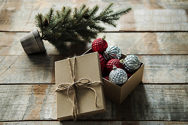 포토 JPG 스튜디오촬영 크리스마스 포장 크리스마스용품 실내 선물 사람없음 빨간색 인테리어 상자 크리스마스트리 장식볼 끈 은색 감성 나무배경 국내포토 디자인 기념일 컬러 백그라운드 컨셉 내부 장식 용품 파일형식