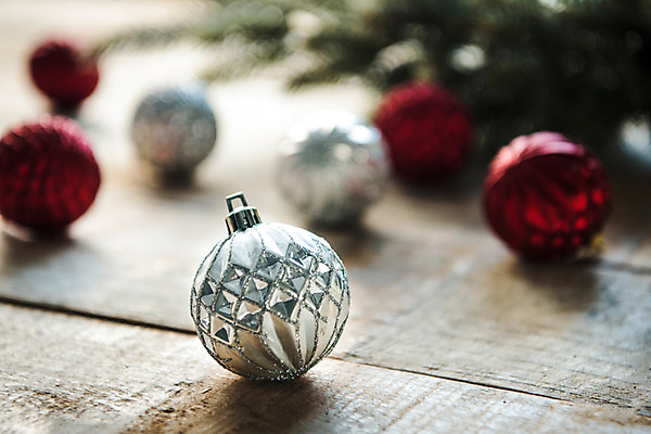 포토 JPG 스튜디오촬영 크리스마스 크리스마스용품 실내 선물 사람없음 장식 빨간색 인테리어 장식볼 은색 감성 국내포토 디자인 기념일 컬러 컨셉 내부 용품 파일형식