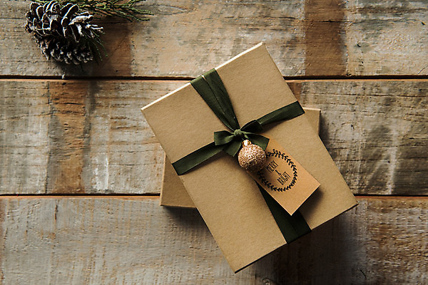 포토 JPG 스튜디오촬영 리본 크리스마스 포장 크리스마스용품 실내 사람없음 장식 선물상자 인테리어 상자 장식볼 끈 솔방울 감성 네임텍 나무배경 국내포토 디자인 기념일 백그라운드 컨셉 선물 내부 용품 파일형식