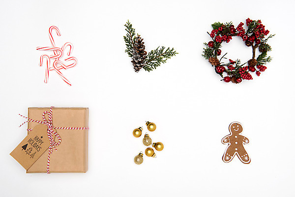 포토 JPG 스튜디오촬영 잎 크리스마스 크리스마스용품 실내 사탕 사람없음 선물상자 인테리어 하이앵글 쿠키 흰배경 감성 솔잎 지팡이모양 진저맨 크리스마스지팡이 오너먼트 플랫레이 크리스마스리스 국내포토 모양 식물 디자인 기념일 뷰포인트 백그라운드 컨셉 크리스마스장식 지팡이 디저트 선물 내부 상자 화환 흰색 플랫 용품 진저쿠키 파일형식