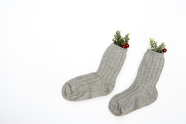 포토 JPG 스튜디오촬영 열매 크리스마스 크리스마스용품 양말 실내 사람없음 빨간색 인테리어 하이앵글 흰배경 감성 솔잎 플랫레이 국내포토 식물 디자인 기념일 뷰포인트 컬러 백그라운드 컨셉 잎 내부 흰색 플랫 용품 파일형식