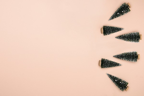 포토 JPG 스튜디오촬영 크리스마스 겨울 크리스마스용품 실내 사람없음 장식 하이앵글 크리스마스트리 눈 감성 플랫레이 카피스페이스 분홍색배경 국내포토 자연요소 계절 기념일 뷰포인트 분홍색 백그라운드 컨셉 날씨 내부 공백 플랫 용품 파일형식