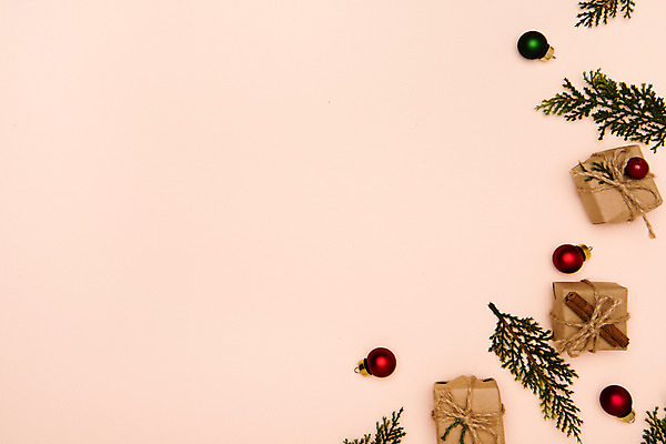 포토 JPG 스튜디오촬영 리본 잎 크리스마스 겨울 전구 크리스마스용품 실내 선물 사람없음 장식 상자 하이앵글 감성 솔잎 시나몬 오너먼트 플랫레이 분홍색배경 국내포토 식물 계절 기념일 뷰포인트 분홍색 백그라운드 컨셉 크리스마스장식 내부 플랫 용품 파일형식
