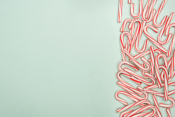 포토 JPG 스튜디오촬영 음식 크리스마스 크리스마스용품 실내 사탕 사람없음 하이앵글 감성 지팡이모양 크리스마스지팡이 플랫레이 국내포토 모양 기념일 뷰포인트 컨셉 지팡이 디저트 내부 플랫 용품 파일형식