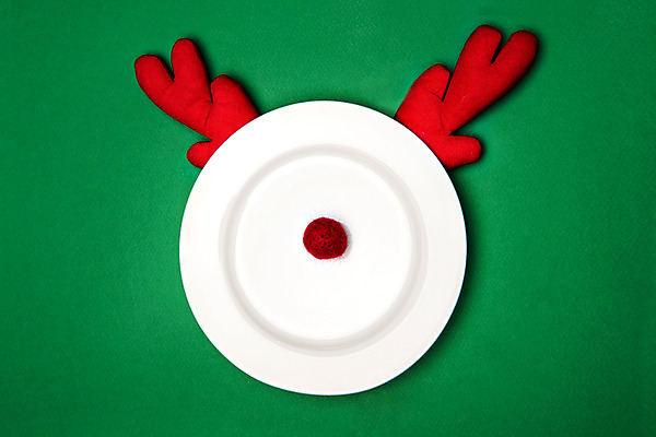 포토 JPG 스튜디오촬영 접시 크리스마스 크리스마스용품 실내 사람없음 하이앵글 루돌프 빨간코 감성 루돌프머리띠 플랫레이 초록배경 국내포토 식기 기념일 뷰포인트 백그라운드 컨셉 사슴 내부 초록색 머리띠 플랫 용품 파일형식