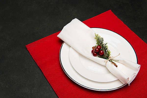 포토 JPG 스튜디오촬영 접시 열매 크리스마스 겨울 크리스마스용품 검은배경 실내 사람없음 빨간색 식탁보 상차림 감성 국내포토 식물 식기 계절 기념일 컬러 백그라운드 컨셉 내부 검은색 용품 파일형식