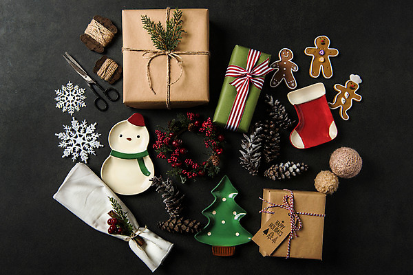 포토 JPG 스튜디오촬영 접시 크리스마스 겨울 크리스마스용품 검은배경 가위 실내 사람없음 장식 선물상자 하이앵글 쿠키 식탁보 눈송이 털실 솔방울 감성 시나몬 플랫레이 크리스마스리스 국내포토 식기 계절 기념일 뷰포인트 백그라운드 컨셉 문구용품 디저트 눈_날씨 선물 내부 상자 검은색 화환 플랫 실 용품 파일형식