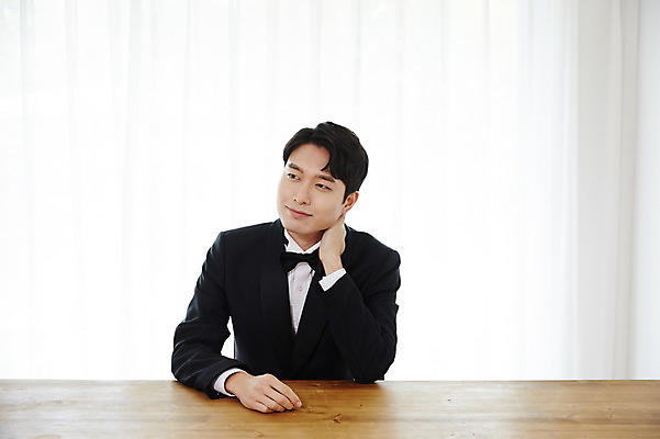 포토 JPG 응시 남자 행복 신랑 결혼 실내 사랑 한명 미소 사람 앉기 정장 턱시도 상반신 20대 성인 앞모습 한국인 예복 설레임 성인남자한명만 국내포토 1 시선 옷 감정 뷰포인트 모션 표정 동양인 이벤트 청년 내부 남자한명만 성인남자만 파일형식