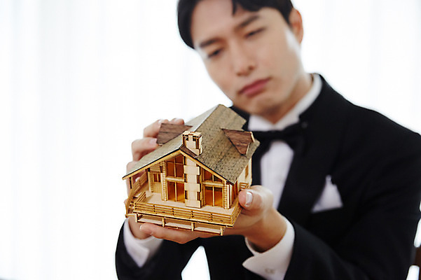 포토 JPG 응시 남자 행복 신랑 결혼 부동산 주택 실내 사랑 한명 들기 사람 앉기 정장 턱시도 상반신 20대 성인 앞모습 모형 한국인 내집마련 예복 설레임 성인남자한명만 국내포토 1 시선 옷 감정 뷰포인트 모션 동양인 이벤트 청년 내부 건물 재산 남자한명만 성인남자만 파일형식