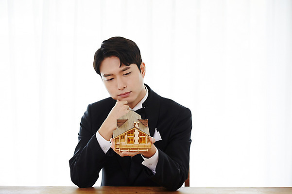 포토 JPG 응시 남자 신랑 결혼 생각 부동산 주택 실내 한명 들기 사람 앉기 정장 턱시도 상반신 20대 성인 앞모습 모형 한국인 고민 내집마련 예복 성인남자한명만 국내포토 1 시선 옷 감정 뷰포인트 모션 동양인 이벤트 청년 내부 건물 재산 남자한명만 성인남자만 파일형식