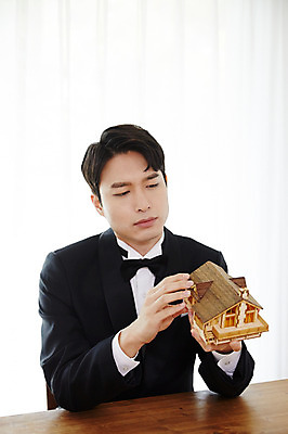 포토 JPG 응시 남자 신랑 결혼 부동산 주택 실내 한명 사람 앉기 정장 턱시도 상반신 20대 성인 앞모습 모형 한국인 고민 내집마련 예복 성인남자한명만 국내포토 1 시선 옷 감정 뷰포인트 모션 동양인 이벤트 청년 내부 건물 재산 남자한명만 성인남자만 파일형식