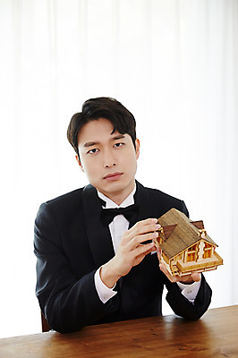 포토 JPG 응시 남자 신랑 결혼 부동산 주택 실내 한명 사람 앉기 정장 턱시도 상반신 20대 성인 앞모습 모형 한국인 고민 내집마련 예복 성인남자한명만 국내포토 1 시선 옷 감정 뷰포인트 모션 동양인 이벤트 청년 내부 건물 재산 남자한명만 성인남자만 파일형식 건축물 인종 금융 남자만 성인만 건축 경제
