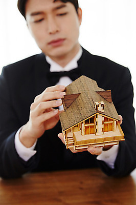 포토 JPG 응시 남자 신랑 결혼 부동산 주택 실내 한명 들기 사람 정장 턱시도 상반신 20대 성인 앞모습 모형 한국인 고민 내집마련 예복 성인남자한명만 국내포토 1 시선 옷 감정 뷰포인트 모션 동양인 이벤트 청년 내부 건물 재산 남자한명만 성인남자만 파일형식