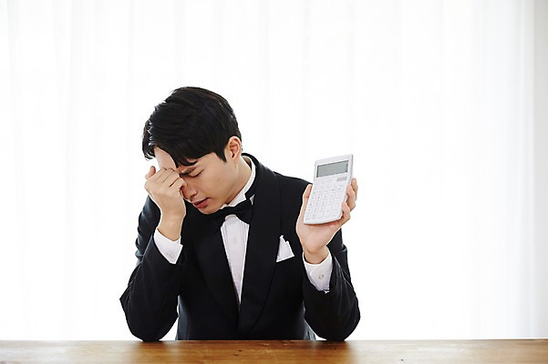 포토 JPG 남자 행복 신랑 결혼 실내 사랑 한명 사람 정장 턱시도 상반신 20대 성인 앞모습 한국인 계산기 찡그림 괴로움 두통 보여주기 예복 설레임 성인남자한명만 국내포토 1 옷 감정 뷰포인트 모션 문구용품 표정 동양인 이벤트 청년 내부 장비 질병 남자한명만 성인남자만 파일형식