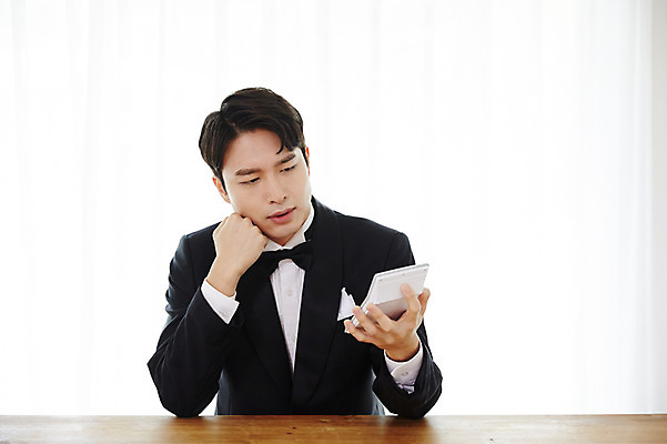 포토 JPG 남자 신랑 결혼 실내 한명 사람 앉기 정장 턱시도 상반신 20대 성인 앞모습 턱괴기 한국인 계산기 고민 예복 성인남자한명만 국내포토 1 옷 감정 뷰포인트 모션 문구용품 동양인 이벤트 청년 내부 장비 남자한명만 성인남자만 파일형식