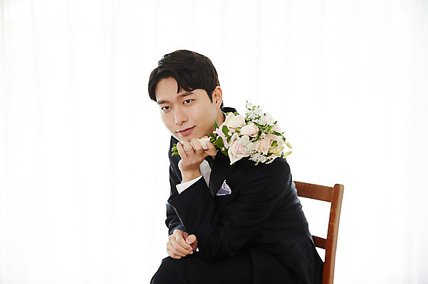 포토 JPG 응시 남자 행복 부케 신랑 결혼 의자 실내 사랑 한명 미소 들기 사람 앉기 정장 턱시도 상반신 20대 성인 옆모습 턱괴기 한국인 예복 설레임 성인남자한명만 국내포토 1 시선 옷 감정 뷰포인트 꽃다발 가구 모션 표정 동양인 이벤트 청년 내부 남자한명만 성인남자만 파일형식