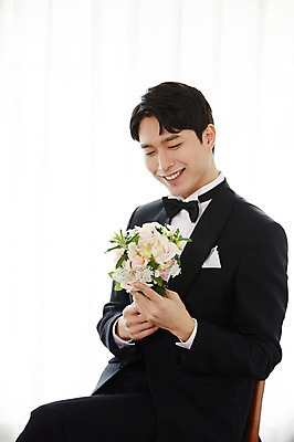 포토 JPG 응시 남자 행복 부케 신랑 결혼 의자 실내 사랑 한명 미소 들기 사람 앉기 정장 턱시도 상반신 20대 성인 옆모습 한국인 즐거움 예복 설레임 성인남자한명만 국내포토 1 시선 옷 감정 뷰포인트 꽃다발 가구 모션 표정 동양인 이벤트 청년 내부 남자한명만 성인남자만 파일형식