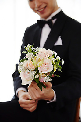 포토 JPG 응시 남자 행복 부케 신랑 결혼 실내 사랑 한명 미소 들기 사람 정장 턱시도 상반신 20대 성인 옆모습 한국인 예복 설레임 성인남자한명만 국내포토 1 시선 옷 감정 뷰포인트 꽃다발 모션 표정 동양인 이벤트 청년 내부 남자한명만 성인남자만 파일형식