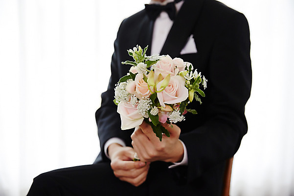 포토 JPG 남자 꽃 행복 부케 신랑 결혼 실내 사랑 한명 들기 사람 앉기 정장 턱시도 근접촬영 상반신 20대 성인 옆모습 한국인 예복 설레임 성인남자한명만 국내포토 식물 1 옷 감정 뷰포인트 꽃다발 모션 동양인 이벤트 청년 내부 남자한명만 성인남자만 파일형식