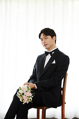 포토 JPG 응시 남자 행복 부케 신랑 결혼 의자 실내 사랑 한명 미소 사람 앉기 정장 턱시도 상반신 20대 성인 옆모습 한국인 예복 설레임 성인남자한명만 국내포토 1 시선 옷 감정 뷰포인트 꽃다발 가구 모션 표정 동양인 이벤트 청년 내부 남자한명만 성인남자만 파일형식