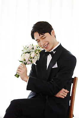 포토 JPG 남자 행복 부케 신랑 결혼 의자 실내 사랑 한명 미소 들기 사람 앉기 정장 턱시도 상반신 20대 성인 옆모습 한국인 즐거움 예복 설레임 성인남자한명만 국내포토 1 옷 감정 뷰포인트 꽃다발 가구 모션 표정 동양인 이벤트 청년 내부 남자한명만 성인남자만 파일형식