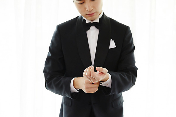 포토 JPG 응시 남자 행복 신랑 결혼 실내 사랑 한명 사람 정장 턱시도 상반신 20대 성인 앞모습 한국인 준비 예복 설레임 성인남자한명만 국내포토 1 시선 옷 감정 뷰포인트 동양인 이벤트 청년 내부 남자한명만 성인남자만 파일형식