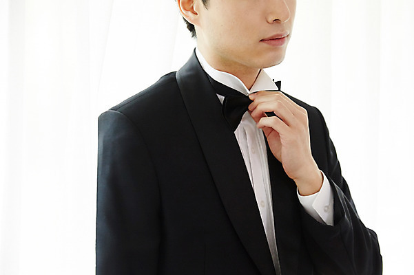 포토 JPG 손 남자 행복 신랑 결혼 실내 사랑 한명 사람 정장 턱시도 상반신 20대 성인 옆모습 신체부위 한국인 잡기 매기 예복 설레임 성인남자한명만 국내포토 1 옷 감정 뷰포인트 모션 동양인 이벤트 청년 내부 남자한명만 성인남자만 파일형식