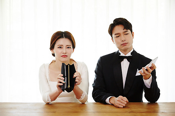 포토 JPG 커플 응시 드레스 여자 남자 행복 결혼 실내 사랑 사람 앉기 정장 턱시도 상반신 20대 성인 두명 앞모습 30대 한국인 계산기 지갑 찡그림 예복 설레임 빈털터리 신랑신부 성인만 국내포토 시선 옷 감정 신부_웨딩 뷰포인트 신랑 관계 모션 문구용품 표정 동양인 이벤트 청년 내부 장년 장비 파일형식