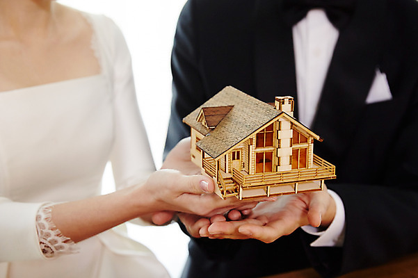 포토 JPG 커플 드레스 여자 남자 행복 결혼 주택 실내 사랑 들기 사람 정장 턱시도 근접촬영 상반신 20대 성인 두명 앞모습 신체부위 30대 모형 한국인 양손 예복 설레임 신랑신부 성인만 국내포토 손 옷 감정 신부_웨딩 뷰포인트 신랑 관계 모션 동양인 이벤트 청년 내부 건물 장년 파일형식