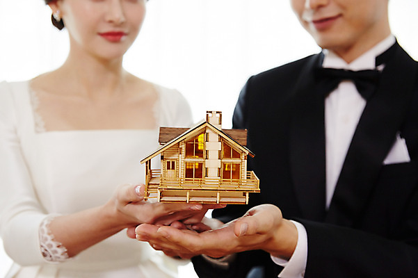 포토 JPG 커플 드레스 여자 남자 행복 결혼 부동산 주택 실내 사랑 들기 사람 정장 턱시도 상반신 20대 성인 두명 앞모습 30대 모형 한국인 내집마련 예복 설레임 신랑신부 성인만 국내포토 옷 감정 신부_웨딩 뷰포인트 신랑 관계 모션 동양인 이벤트 청년 내부 건물 장년 재산 파일형식