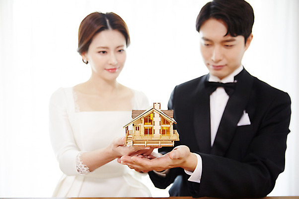 포토 JPG 커플 응시 드레스 여자 남자 행복 결혼 부동산 주택 실내 사랑 들기 사람 정장 턱시도 상반신 20대 성인 두명 앞모습 30대 모형 한국인 내집마련 예복 설레임 신랑신부 성인만 국내포토 시선 옷 감정 신부_웨딩 뷰포인트 신랑 관계 모션 동양인 이벤트 청년 내부 건물 장년 재산 파일형식