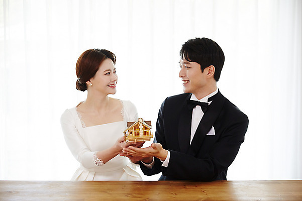 포토 JPG 커플 응시 드레스 여자 남자 행복 결혼 부동산 주택 실내 사랑 미소 들기 사람 정장 턱시도 상반신 20대 성인 두명 앞모습 30대 마주보기 모형 한국인 내집마련 예복 설레임 신랑신부 성인만 국내포토 시선 옷 감정 신부_웨딩 뷰포인트 신랑 관계 모션 표정 동양인 이벤트 청년 내부 건물 장년 재산 파일형식