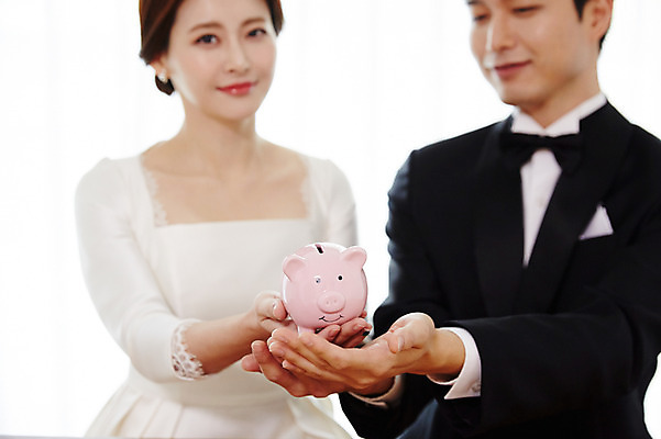 포토 JPG 커플 드레스 여자 남자 행복 결혼 실내 사랑 미소 들기 사람 정장 턱시도 상반신 20대 성인 두명 앞모습 신체부위 30대 한국인 돼지저금통 양손 예복 설레임 신랑신부 성인만 금융의날 국내포토 손 옷 감정 신부_웨딩 뷰포인트 신랑 관계 모션 표정 동양인 이벤트 청년 내부 장년 저금통 파일형식 법정기념일