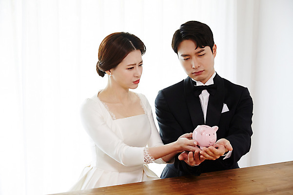 포토 JPG 커플 드레스 여자 남자 결혼 생각 실내 들기 사람 앉기 정장 턱시도 상반신 20대 성인 두명 앞모습 옆모습 30대 한국인 돼지저금통 고민 예복 신랑신부 성인만 금융의날 국내포토 옷 감정 신부_웨딩 뷰포인트 신랑 관계 모션 동양인 이벤트 청년 내부 장년 저금통 파일형식 법정기념일