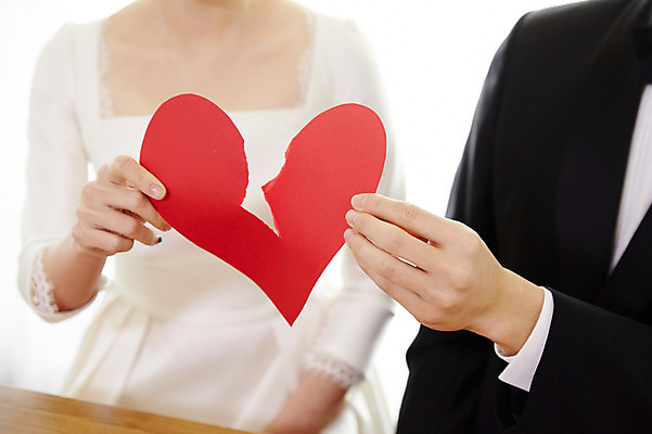 포토 JPG 커플 드레스 여자 남자 행복 결혼 실내 사랑 들기 사람 정장 턱시도 상반신 20대 성인 두명 앞모습 옆모습 신체부위 30대 한국인 양손 하트 균열 갈등 예복 설레임 신랑신부 성인만 국내포토 모양 손 옷 감정 신부_웨딩 뷰포인트 신랑 관계 모션 동양인 이벤트 청년 내부 장년 파일형식