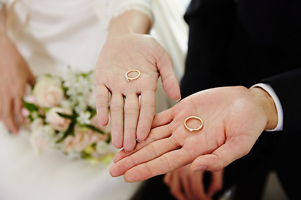 포토 JPG 커플 여자 남자 행복 결혼 실내 손바닥 사랑 사람 근접촬영 상반신 20대 성인 두명 앞모습 신체부위 30대 한국인 결혼반지 예복 설레임 신랑신부 성인만 국내포토 손 옷 감정 신부_웨딩 뷰포인트 신랑 관계 동양인 이벤트 청년 내부 장년 반지 파일형식