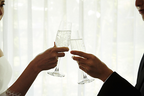 포토 JPG 커플 여자 남자 행복 결혼 실내 사랑 사람 상반신 20대 성인 두명 옆모습 30대 한국인 건배 샴페인잔 마주앉기 예복 설레임 신랑신부 성인만 국내포토 옷 감정 신부_웨딩 뷰포인트 신랑 술잔 관계 앉기 동양인 이벤트 청년 내부 장년 파일형식