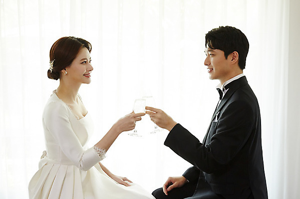 포토 JPG 커플 응시 드레스 여자 남자 행복 결혼 실내 사랑 미소 사람 앉기 정장 턱시도 상반신 20대 성인 두명 옆모습 30대 한국인 샴페인잔 마주앉기 예복 설레임 신랑신부 성인만 국내포토 시선 옷 감정 신부_웨딩 뷰포인트 신랑 술잔 관계 모션 표정 동양인 이벤트 청년 내부 장년 파일형식