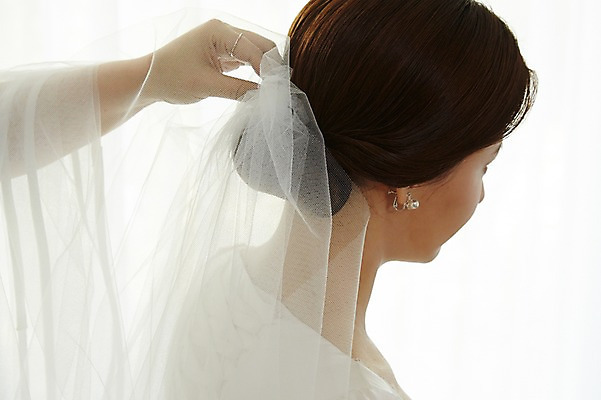 포토 JPG 손 여자 행복 신부 웨딩드레스 결혼 면사포 실내 사랑 한명 사람 상반신 성인 옆모습 신체부위 30대 한국인 준비 예복 설레임 꾸미기 성인여자한명만 국내포토 1 드레스 옷 감정 뷰포인트 동양인 이벤트 내부 장년 결혼소품 여자한명만 성인여자만 파일형식