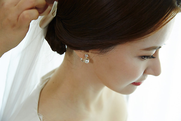 포토 JPG 응시 여자 행복 신부 웨딩드레스 결혼 면사포 실내 사랑 한명 사람 근접촬영 상반신 성인 옆모습 30대 한국인 준비 예복 설레임 성인여자한명만 국내포토 1 시선 드레스 옷 감정 뷰포인트 동양인 이벤트 내부 장년 결혼소품 여자한명만 성인여자만 파일형식